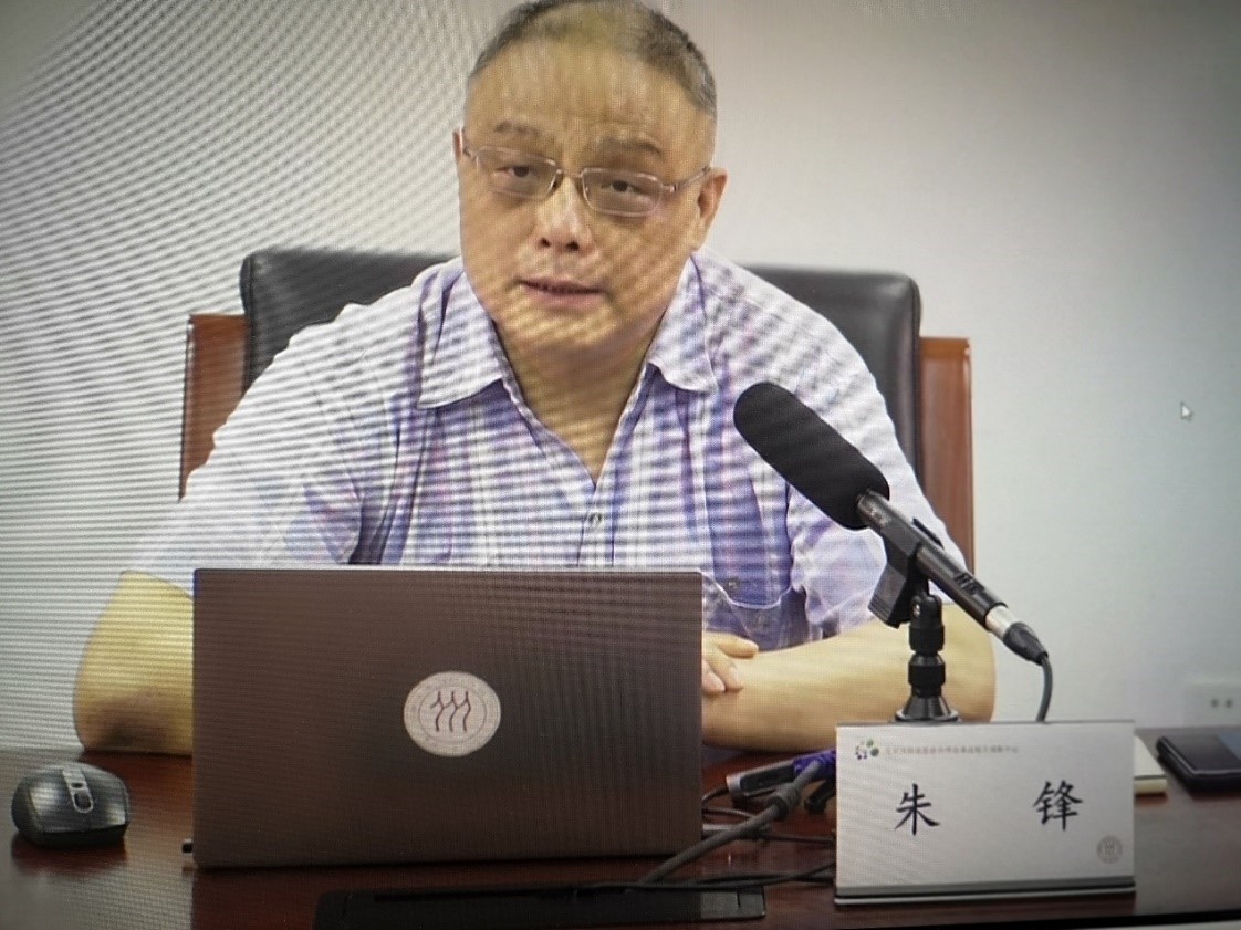 男人拿着枪 描述已自动生成