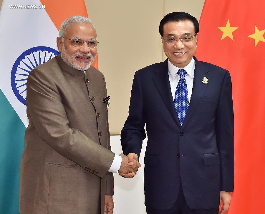 Chinese Premier Li Keqiang (R) meets with Indian Prime Minister Narendra Modi in Nay Pyi Taw, Myanmar, Nov. 13, 2014. (Xinhua/Li Tao)